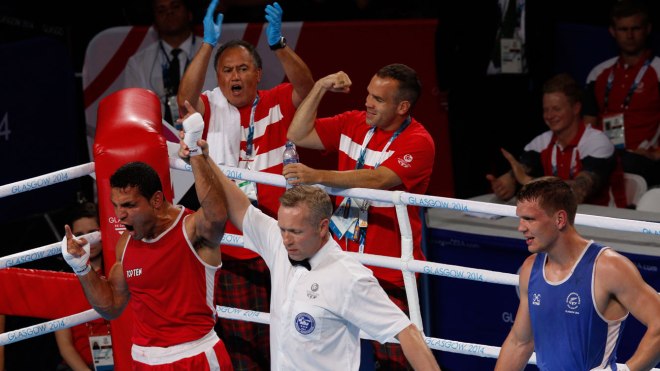 El Mais gets the decision as coaches celebrate (via Boxing Canada).