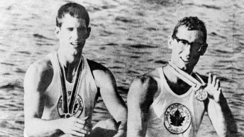 Les Canadiens Roger Jackson et George Hungerford célèbrent leur médaille d'or à l'épreuve de couple en aviron, aux Jeux de Tokyo. (CP Photo/COC)