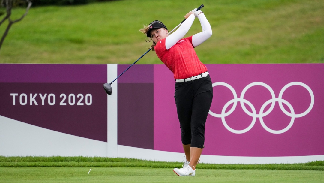 Brooke Henderson frappe une balle.