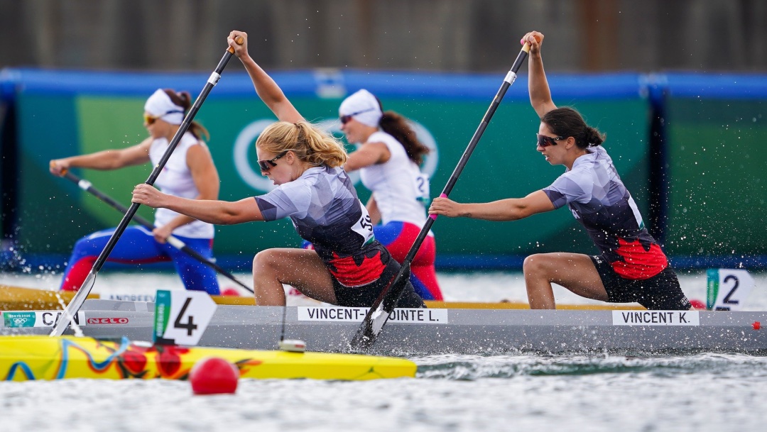 Deux athlètes féminine de canoë pendant une course.