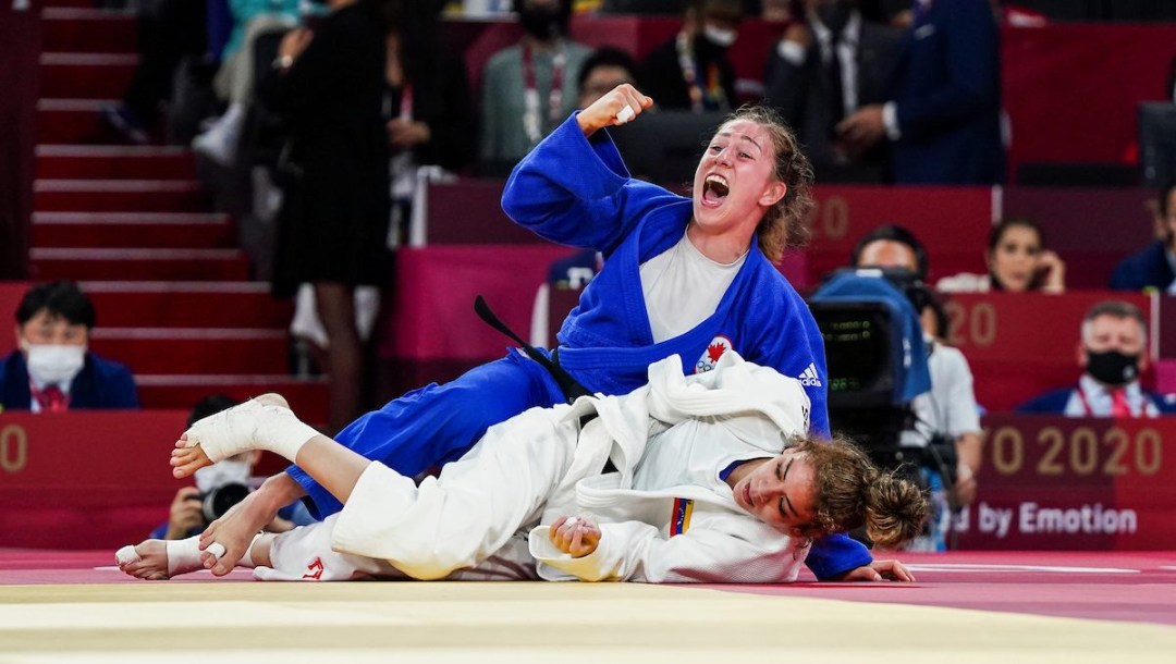 Catherine Beauchemin-Pinard célèbre sa victoire lors d'un combat à Tokyo 2020.