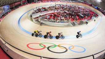 Kelsey Mitchell et Lauriane Genest avec deux autres cyclistes pendant une épreuves de keirin.