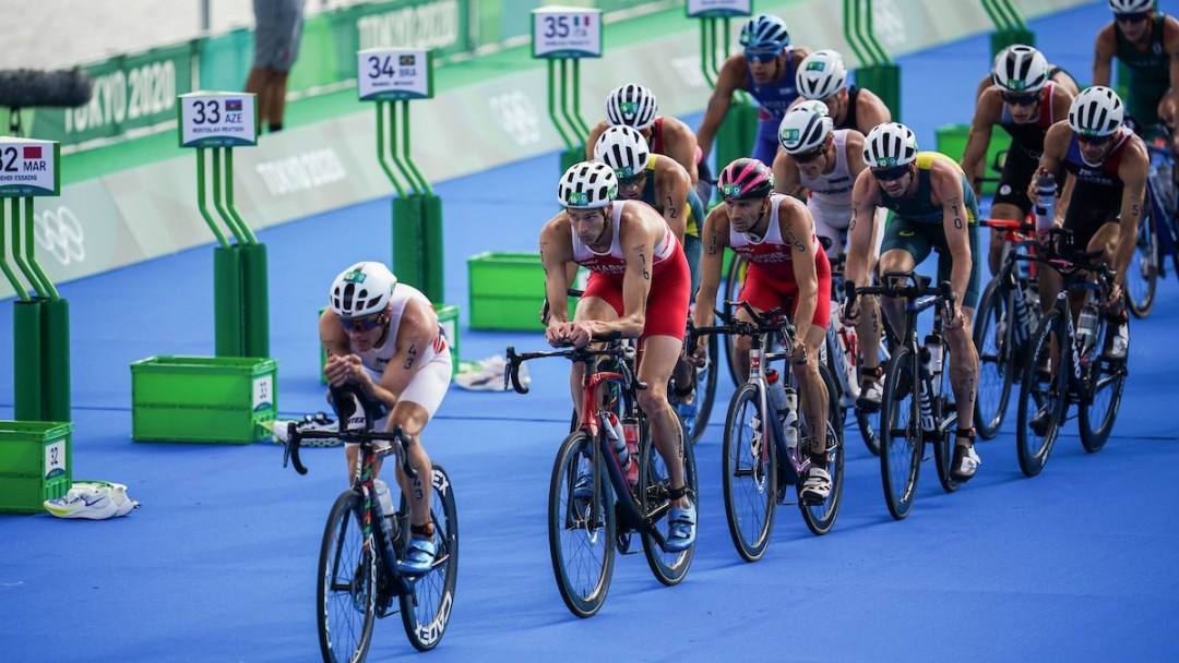 Matthew Sharpe et Tyler Mislawchuk pendant la portion de vélo du Triathlon.