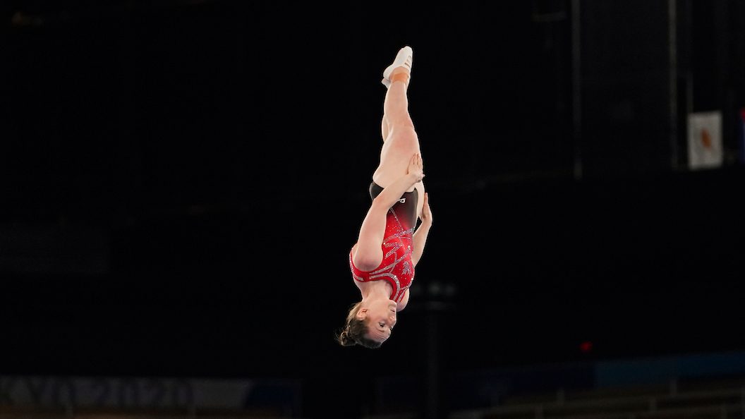 Rosie MacLennan effectue une routine sur le trampoline.