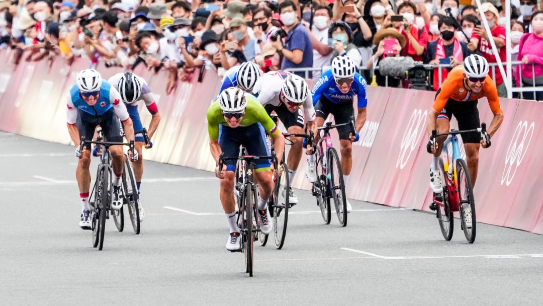 Des cyclistes sur route pendant une course.