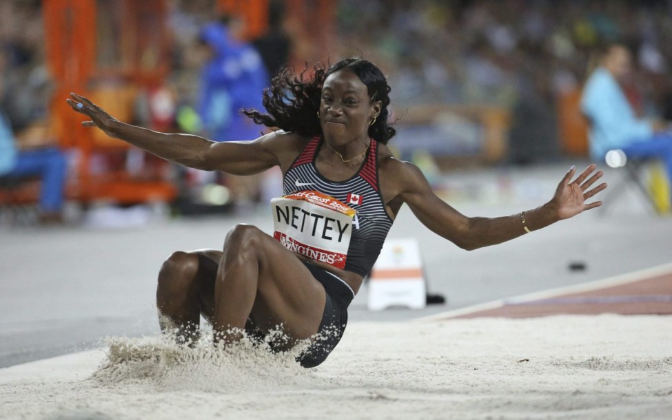 Nettey atterrissant dans la fosse de sable