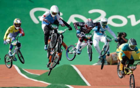 Equipe Canada - bmx - Tory Nyhaug - Rio 2016 6 cyclistes de BXM font un saut à vélo.