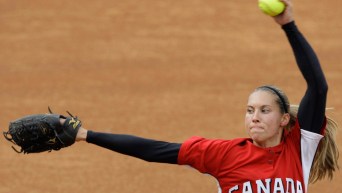 Une lanceuse de softball en action
