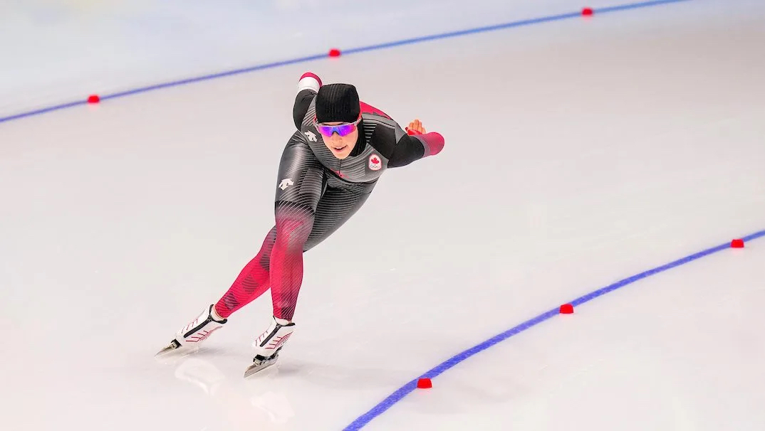 Une patineuse de vitesse en action sur la longue piste