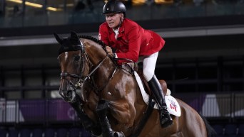 Mario Deslauriers saute à cheval.