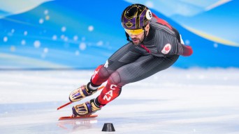 Charles Hamelin pendant une course de patinage de vitesse courte piste.