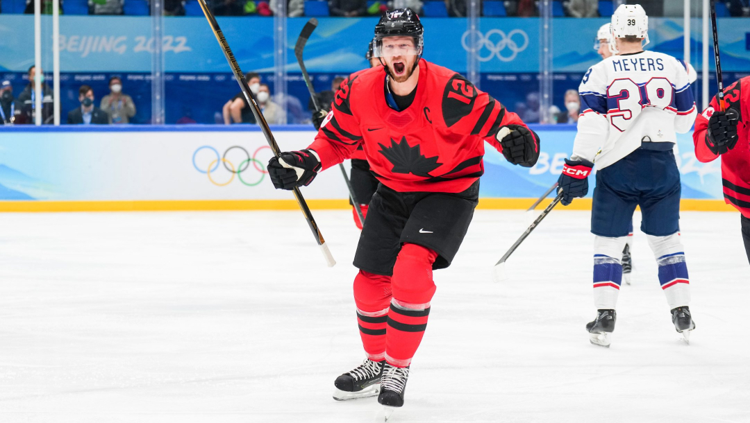 Un joueur de hockey célèbre un but sur la glace