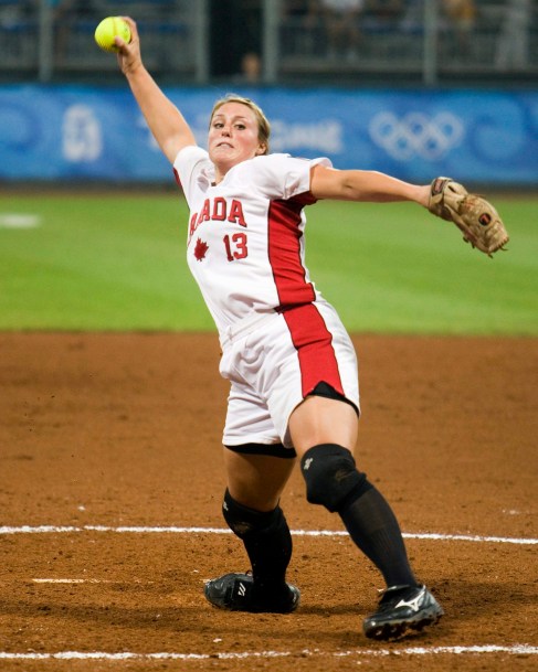 Une joueuse de softball effectue un lancer.
