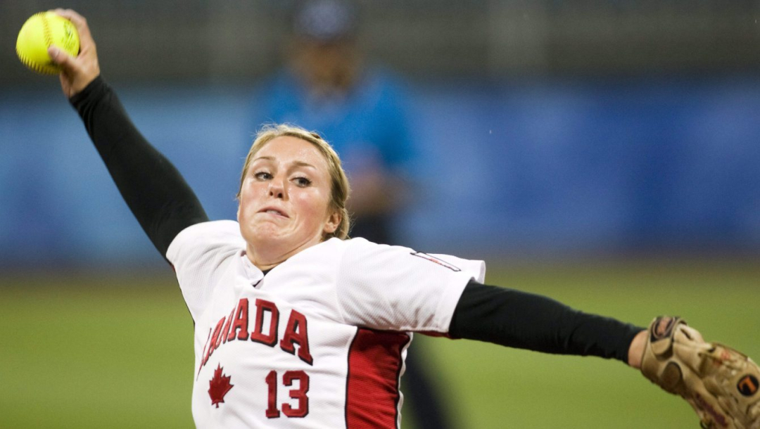 Une joueuse de softball prépare son lancer