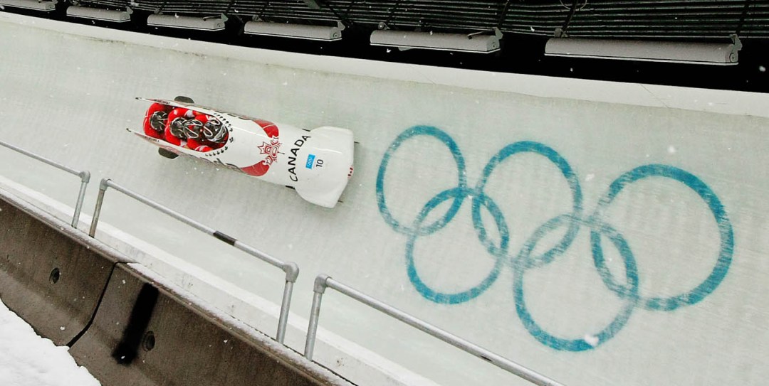 Pierre Lueders, Justin Kripps, Neville Wright et Jesse Lumsden glissant aux jeux de Vancouver