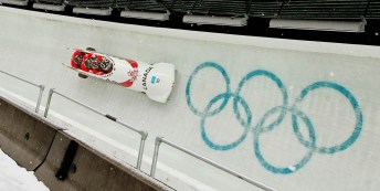 Pierre Lueders, Justin Kripps, Neville Wright et Jesse Lumsden glissant aux jeux de Vancouver