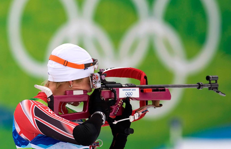 Zina Kocher visant la cible