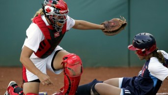 Deux joueuses de softball en action