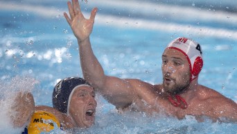 Nicolas Constantin-Bicari tente de bloquer un adversaire.