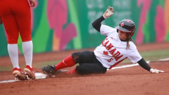 Une joueuse de softball en action