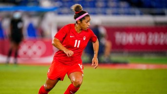 Desiree Scott court avec le ballon.