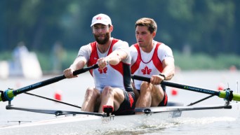 Deux athlètes d'aviron en action