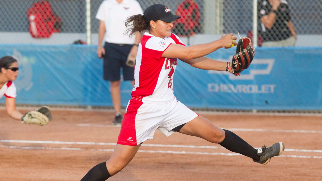 Une joueuse de softball en action