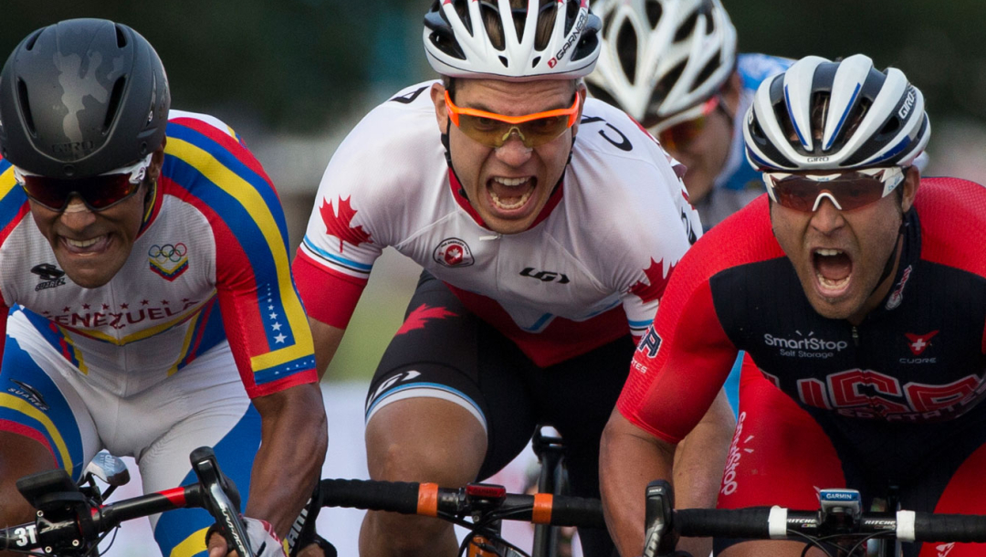 Des cyclistes sur route en pleine course