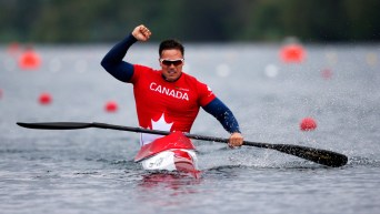 Un kayakiste célèbre la fin de sa course