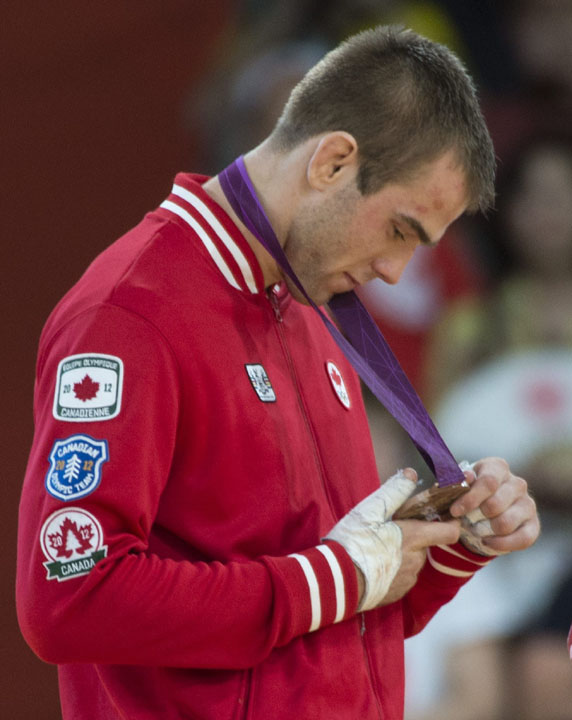 Antoine Valois-Fortier lors de la remise des médailles à Londres 2012.