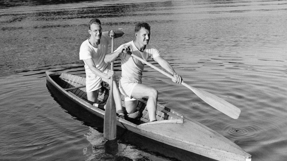 Ken Lane et Don Hawgood dans un canoë.