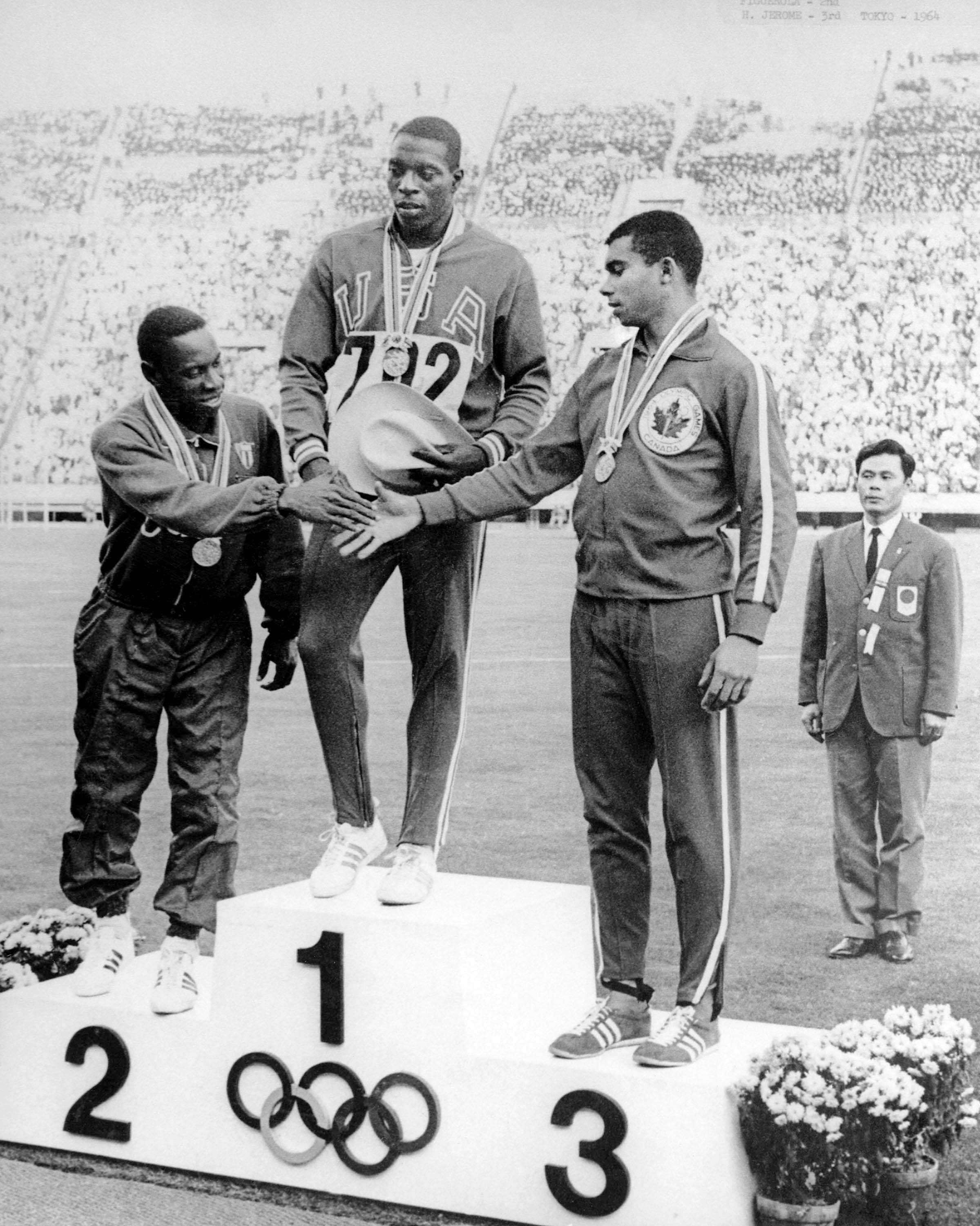 Harry Jerome du Canada (droite) célèbre après avoir remporté une médaille de bronze au 100 m lors des épreuves d'athlétisme aux Jeux olympiques de Tokyo de 1964. (Photo PC/AOC)