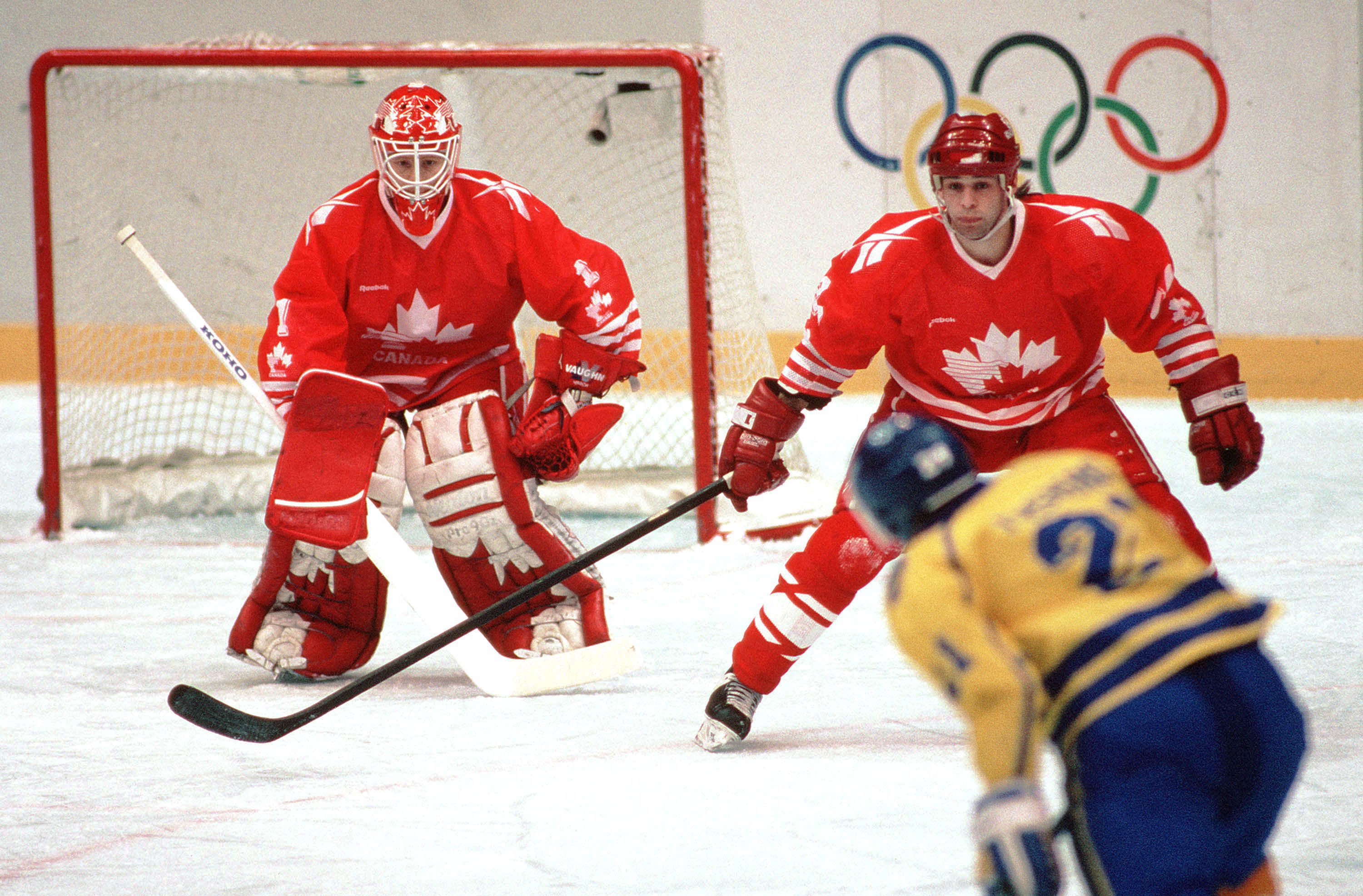 Corey Hirsch (gauche) et Mark Astley