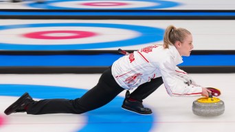 Une curleuse s'élance avec la pierre