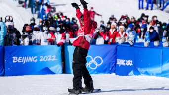 Un athlète de snowboard célèbre sa descente