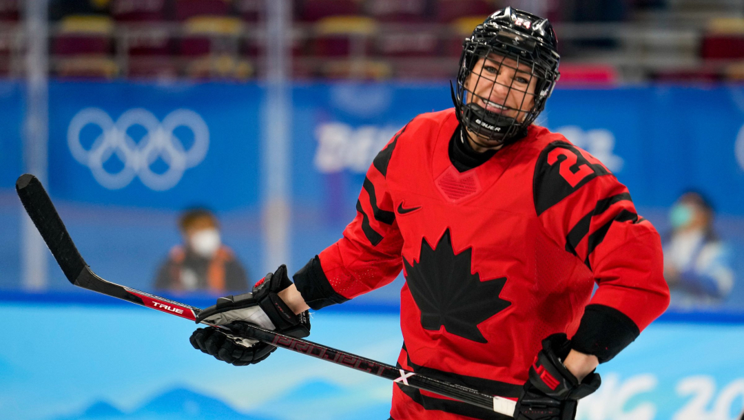 Une joueuse de hockey sur la glace sourit