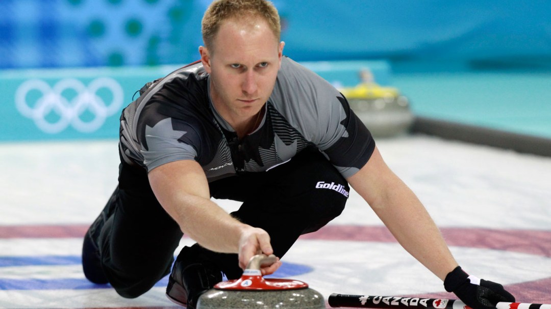 Un joueur de curling en action