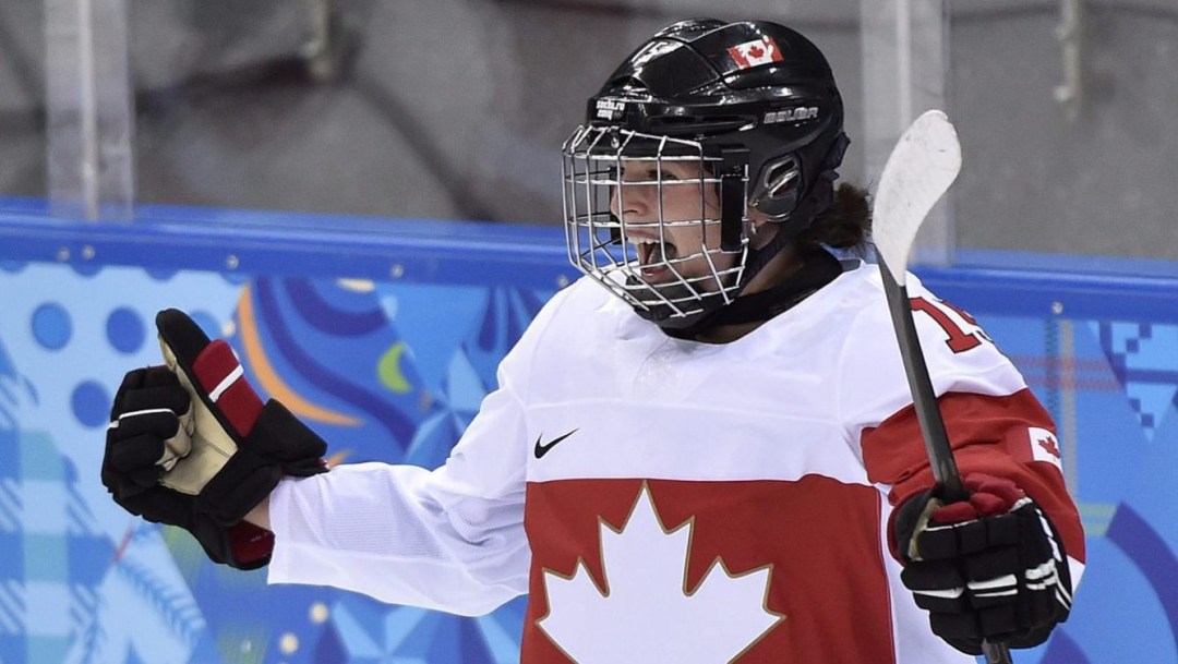 Une joueuse de hockey célèbre un but