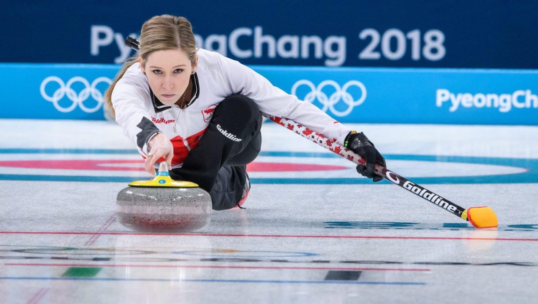 Une joueuse de curling en action