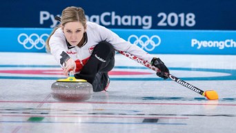 Une joueuse de curling en action