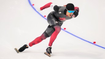 Un patineur de vitesse en action sur la longue piste