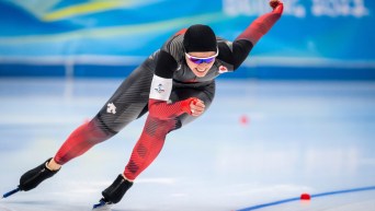 Une patineuse en action sur la longue piste