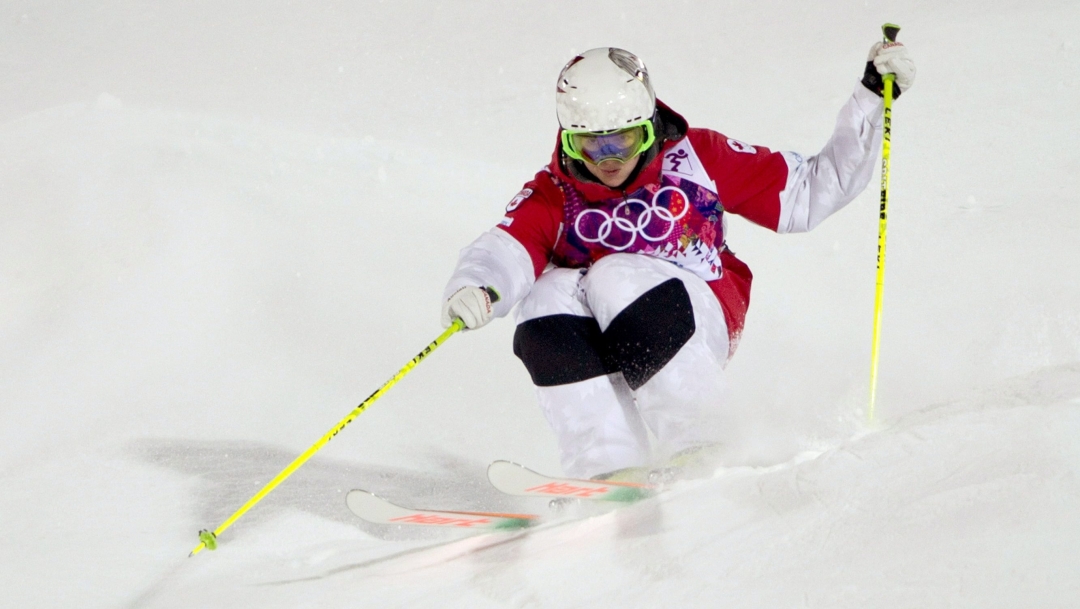 Maxime Dufour-Lapointe skie dans les bosses.