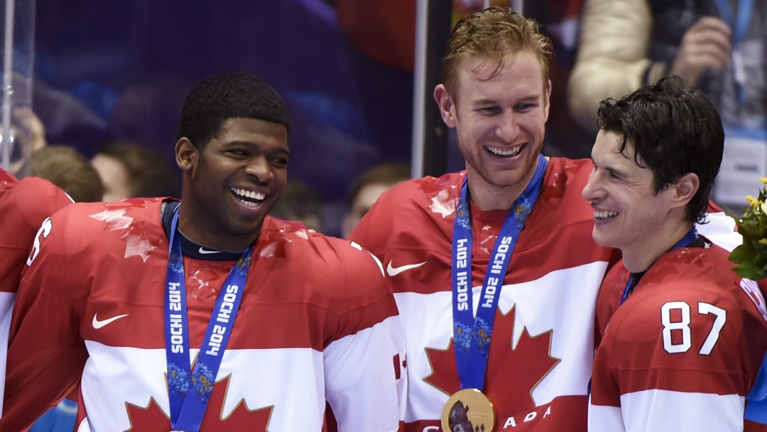 P.K. Suban Jeff Carter Sidney Crosby avec leur médaille d'or.