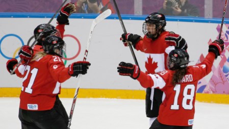 Sochi Olympics Ice Hockey Women l'équipe féminine de hockey célébrant