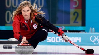 Jennifer Jones lançant sa pierre
