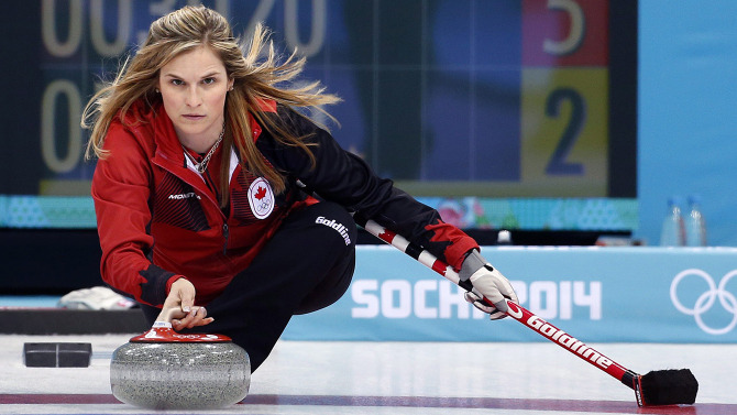 Jennifer Jones lançant sa pierre