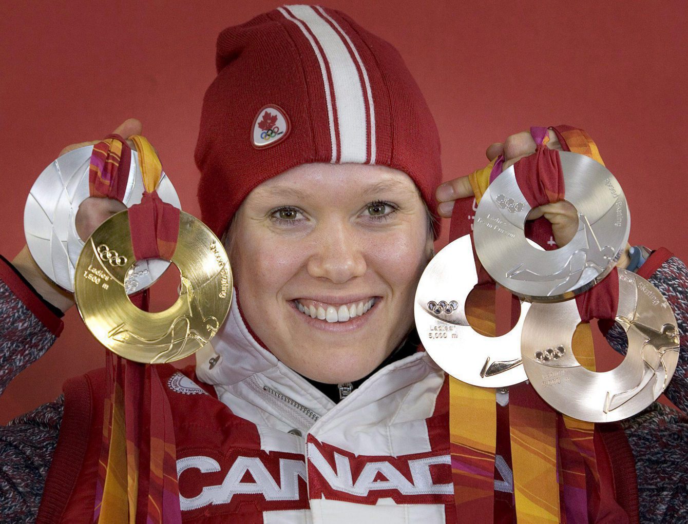 Cindy Klassen cadrée serrée avec ses cinq médailles