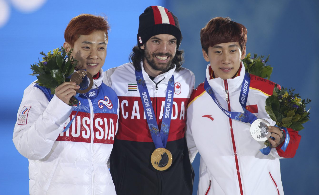 Charles Hamelin reçoit sa médaille d'or au 1500 m aux Jeux olympiques de Sotchi, le lundi 10 février 2014. LA PRESSE CANADIENNE / HO, COC - Mike Ridewood