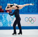 Tessa Virtue et Scott Moir en prestation sur la glace.